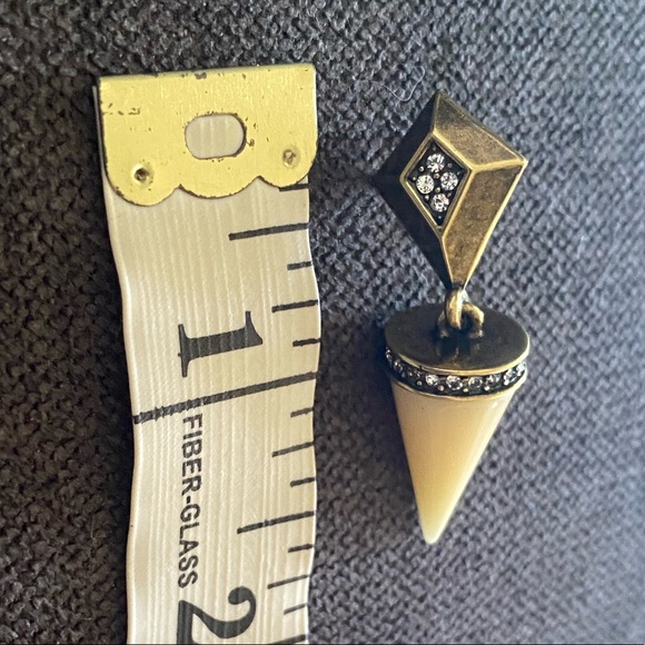 Jewelmint - Bronze and Ivory Colored Tribal Pierced Earrings - Picture 4 of 5